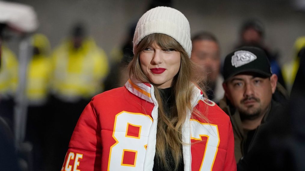 Taylor Swift wears a Kansas City Chiefs tight end Travis Kelce jacket as she arrives before an NFL wild-card playoff football game between the Chiefs and the Miami Dolphins Saturday, Jan. 13, 2024, in Kansas City, Mo. (AP Photo/Ed Zurga)