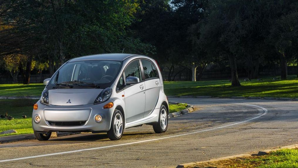 2014 Mitsubishi i-MiEV (Image courtesy of Mitsubishi Motors){p}{/p}