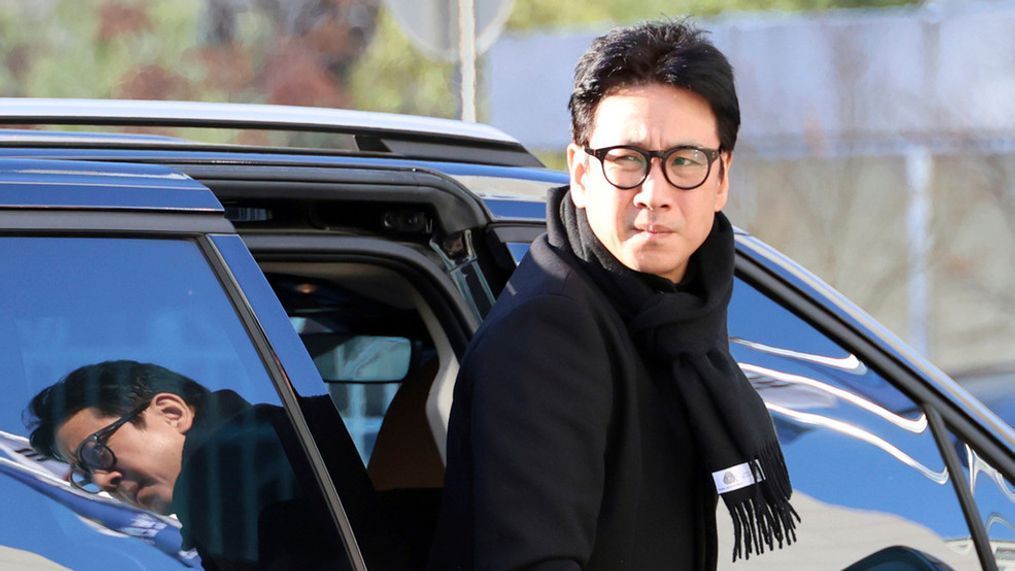 FILE - Actor Lee Sun-kyun gets off a car upon his arrival at the Incheon Metropolitan Police in Incheon, South Korea, Saturday, Dec. 23, 2023. (Son Hyun-kyu/Yonhap via AP)