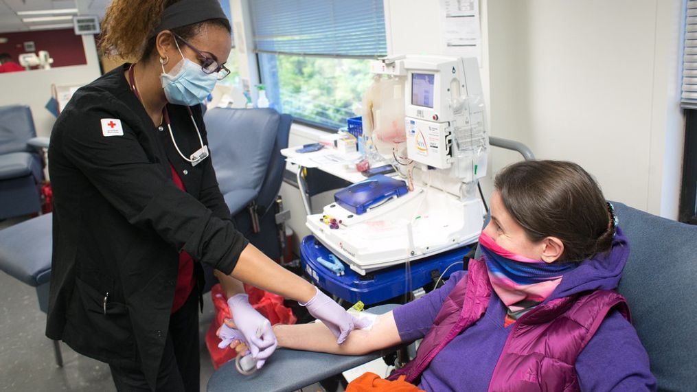 A donor rolls up a sleeve to give blood during the COVID-19 outbreak. (Photo: Dennis Drenner/American Red Cross)