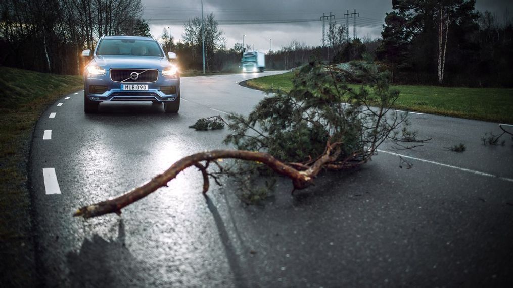 Volvo Cars and Volvo Trucks share live vehicle data to improve traffic safety. (Image courtesy of Volvo Car Corporation)