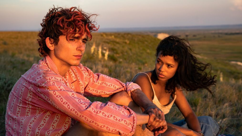 Timothée Chalamet (left) as Lee and Taylor Russell (right) as Maren in BONES AND ALL, directed by Luca Guadagnino, a Metro Goldwyn Mayer Pictures film.Credit: Yannis Drakoulidis / Metro Goldwyn Mayer Pictures© 2022 Metro-Goldwyn-Mayer Pictures Inc.  All Rights Reserved.