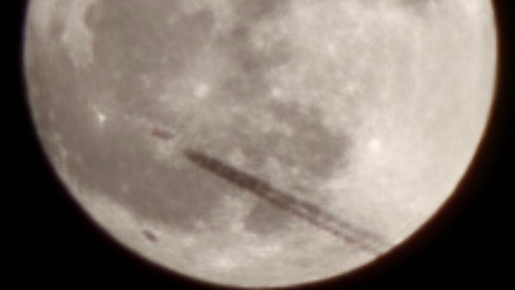 Mysterious object spotted flying in front of the moon actually Starlink satellite (Michelle Garcia, used with permission)