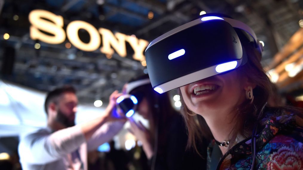 LAS VEGAS, NV - JANUARY 09:  Attendee Kristen Sarah uses Sony's Playstation VR at the Sony booth during CES 2018 at the Las Vegas Convention Center on January 9, 2018 in Las Vegas, Nevada. (Photo by David Becker/Getty Images)