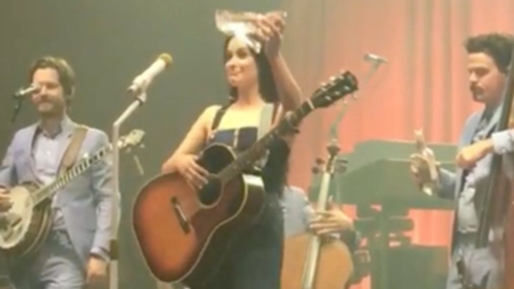 Kacey Musgraves delights crowd in Melbourne, Australia with glass slipper 'shoey' (Emily Jade Smith via Storyful)