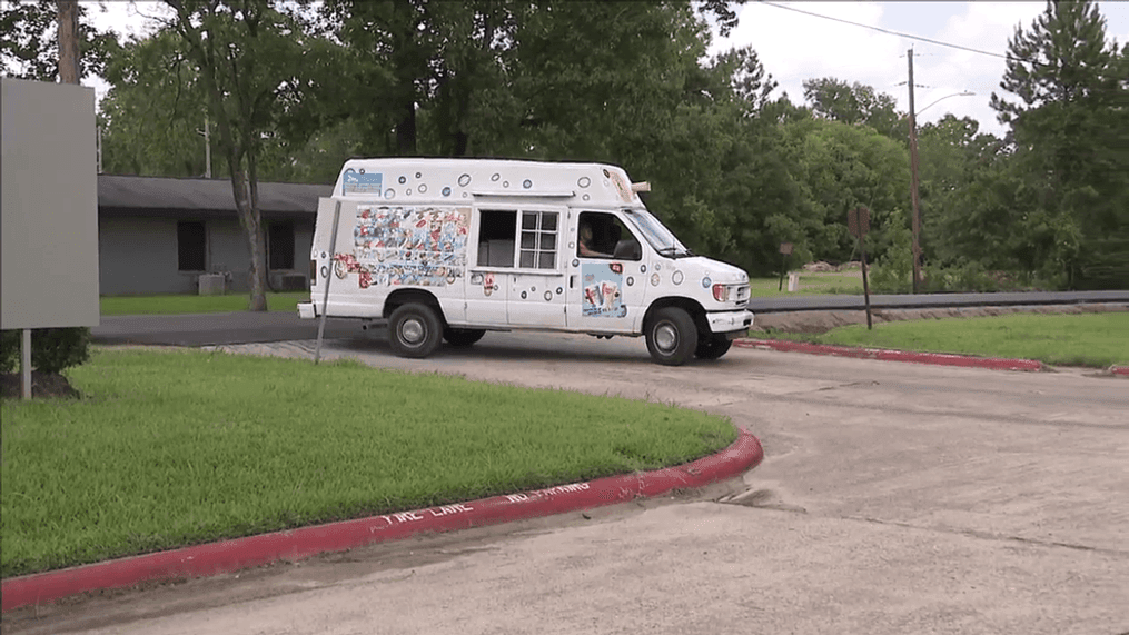 Principal who made headlines with FB bedtime stories now delivering ice cream treats (KFDM){p}{/p}