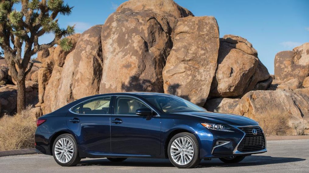 2017 Lexus ES 350 (Image courtesy of Toyota Motor Sales)