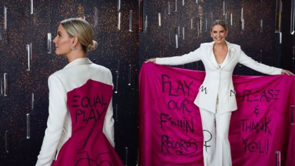 Jennifer Nettles makes statement in 'Equal Play' dress on CMA Awards red carpet. Photo: Katie Kauss (@katiekauss){p}{/p}