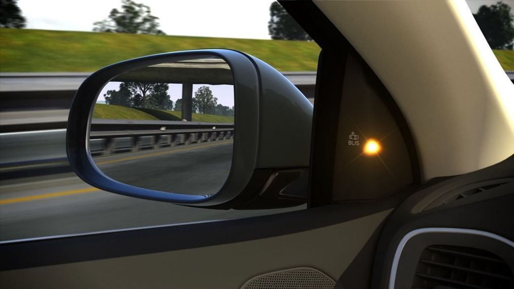 Blind spot detection warning in the Volvo V40 (Image courtesy of Volvo Car Corporation)