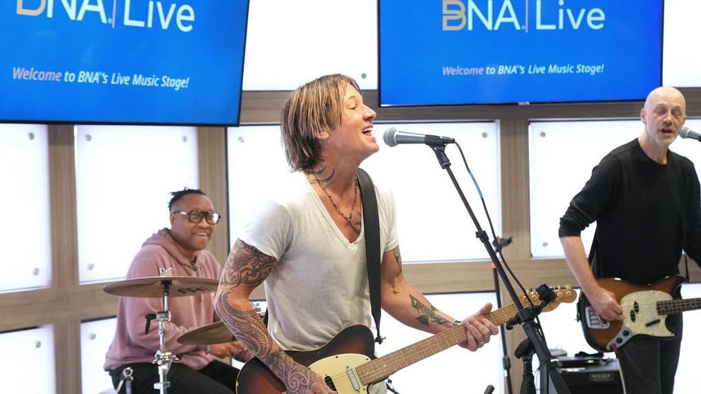 Keith Urban performs an impromptu performance for passengers passing through Nashville International Airport on Saturday. (Photo: BNA)