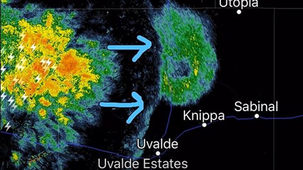 A gust front begins to blow away a swarm of millions of bats in south central Texas. (Photo: Chris Suchan via RadarScope Pro)