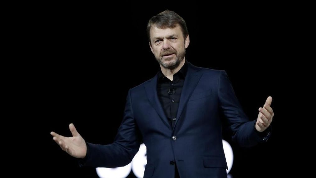 In this photo taken on Tuesday, Jan. 16, 2018, Mike Manley, head of Jeep Brand, introduces the 2019 Jeep Cherokee during the North American International Auto Show, in Detroit. Fiat Chrysler's board recommends Jeep executive Mike Manley to replace seriously ill CEO Sergio Marchionne, Saturday, July 21, 2018. (AP Photo/Carlos Osorio)