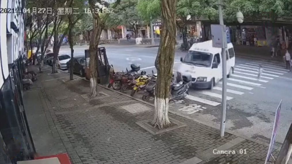 A three-year-old girl nearly hit by van when crossing the street in Wulong, China. (CQJXJ/AsiaWire)