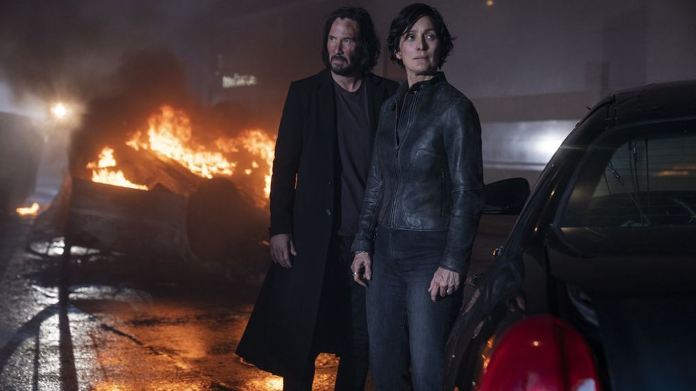 (L-r) KEANU REEVES as Neo/Thomas Anderson and CARRIE-ANNE MOSS as Trinity in Warner Bros. Pictures, Village Roadshow Pictures and Venus Castina Productions’ “THE MATRIX RESURRECTIONS,” a Warner Bros. Pictures release.