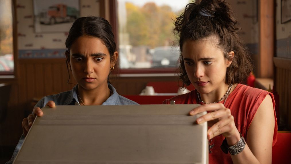 (L to R) Geraldine Viswanathan as "Marian" and Margaret Qualley as "Jamie" in director Ethan Coen's DRIVE-AWAY DOLLS, a Focus Features release. Credit: Wilson Webb / Working Title / Focus Features