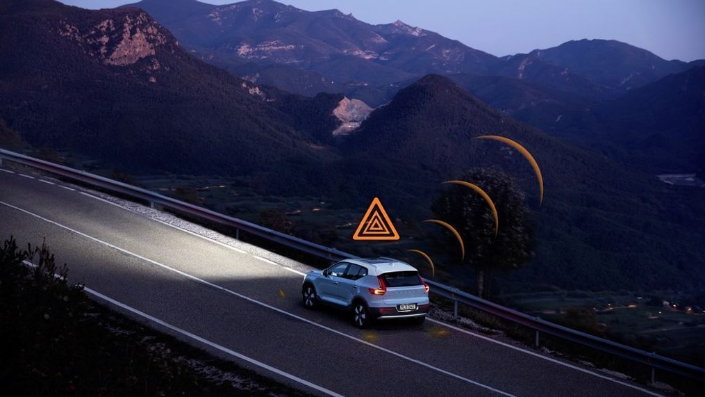 Hazard Light Alert and Slippery Road Alert{&nbsp;}allows Volvo cars to communicate with each other and alert drivers of nearby slippery road conditions and hazards via a cloud based network. (Image courtesy of Volvo Car Group)