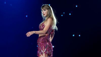 Image for story: Taylor Swift's heartfelt tribute to Kobe Bryant's daughter lights up Los Angeles concert