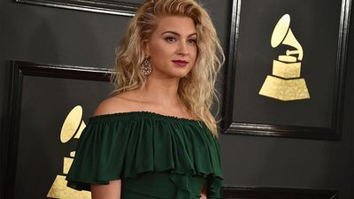 Image for story: Singer Tori Kelly has been hospitalized for blood clots