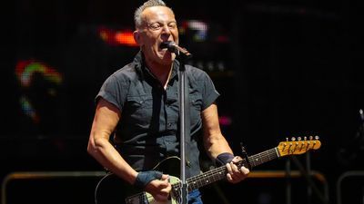 Image for story: Bruce Springsteen makes surprise return to stage at Stand Up For Heroes benefit