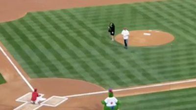 Image for story: Bruce Willis 'booed' after bad first pitch at Phillies game