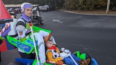 Image for story: Adorable gallery: Chattanooga father builds elaborate costume for his daughter Effie