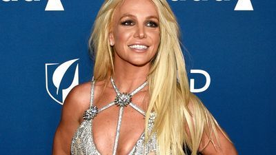 Image for story: Video of Britney Spears shows pop star dancing with large knives, which she says are not real 