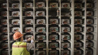 Image for story: Used electric-car batteries should be recycled, not reused [Report]