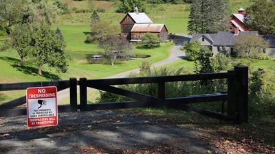 Image for story: Vermont town closes popular fall foliage road due to tourist misbehavior