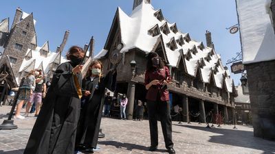 Image for story: Officers raid hotel after Harry Potter wand mistaken for knife