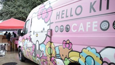 Image for story: Hello Kitty cafe truck invades Austin, thousands flock