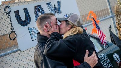 Image for story: GM workers ratify contract, ending contentious 40-day strike