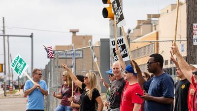 Image for story: Slow progress reported in talks as GM strike enters 3rd day