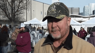 Image for story: Country singer Tracy Lawrence frying up hundreds of turkeys for Nashville's homeless 