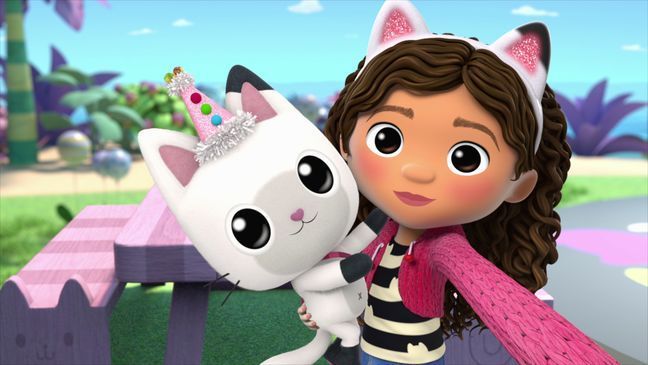 GABBY'S DOLLHOUSE S2 (L to R) TUCKER CHANDLER as PANDY PAWS, LAILA LOCKHART KRANER as GABBY in episode 8 of GABBY'S DOLLHOUSE S2. (Photo: Netflix)