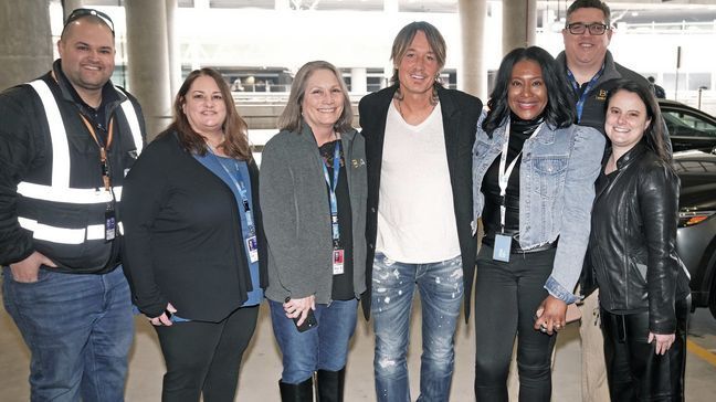 Keith Urban performs an impromptu performance for passengers passing through Nashville International Airport on Saturday. (Photo: BNA)