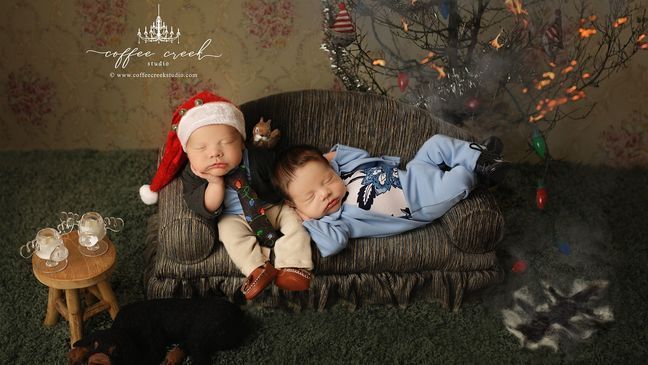 Newborns pose as Clark Griswold, Cousin Eddie for 'Christmas Vacation' photoshoot (Coffee Creek Studio by Amy Haehl)