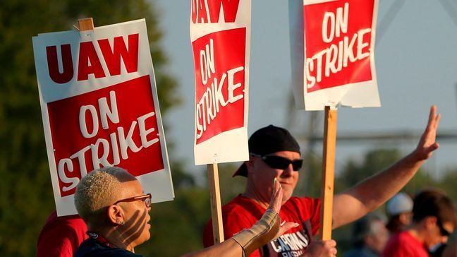 Production workers with United Auto Workers Local 2250 picket outside the General Motors truck assembly plant in Wentzville, Mo., Monday, Sept. 16, 2019. (Christian Gooden/St. Louis Post-Dispatch via AP)