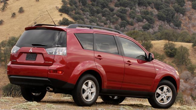 2008 Mitsubishi Outlander (Image courtesy of Mitsubishi Motors North America){p}{/p}