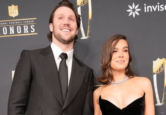 Image for story: Hailee Steinfeld, Josh Allen expecting their first baby