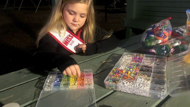 7-year-old on a mission to spread kindness with friendship bracelets (Credit: Amanda Kinseth/WPDE)