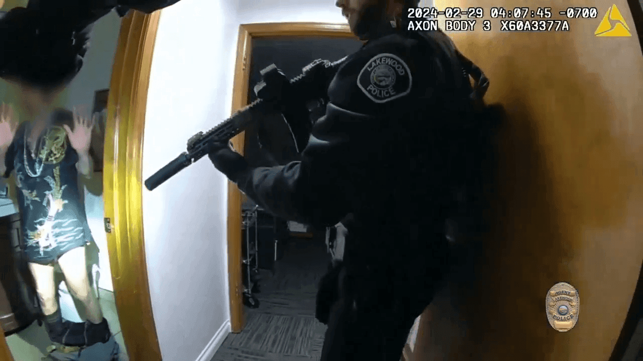 In the line of 'dooty': Colorado police track down burglary suspect while he was on toilet photo 10