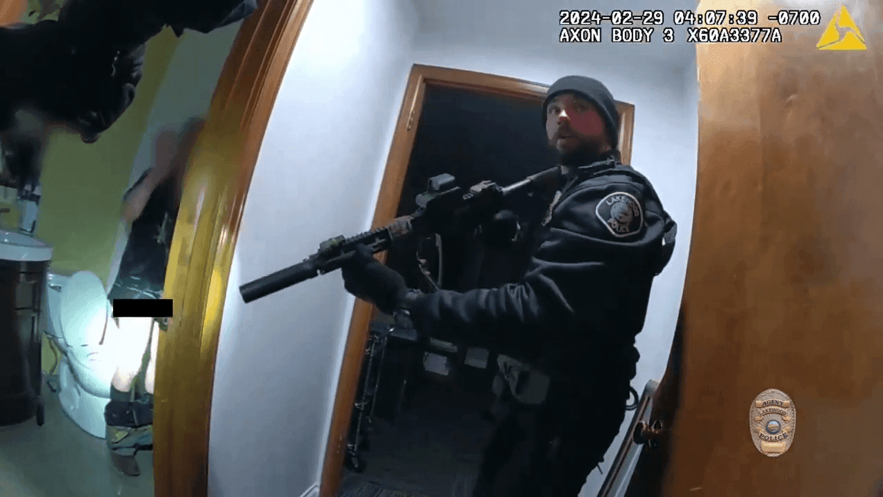 In the line of 'dooty': Colorado police track down burglary suspect while he was on toilet photo 2