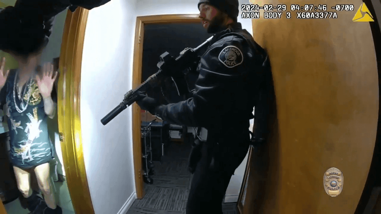 In the line of 'dooty': Colorado police track down burglary suspect while he was on toilet photo 11
