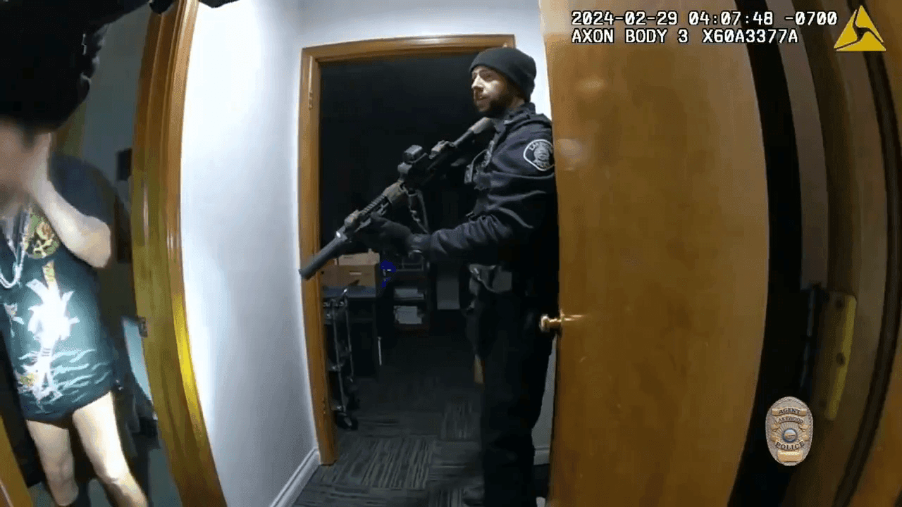 In the line of 'dooty': Colorado police track down burglary suspect while he was on toilet photo 12