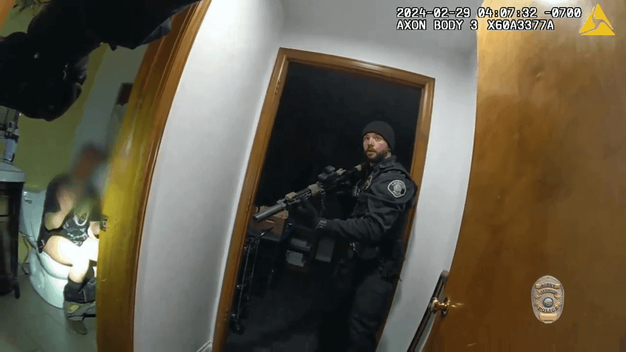 In the line of 'dooty': Colorado police track down burglary suspect while he was on toilet photo 5