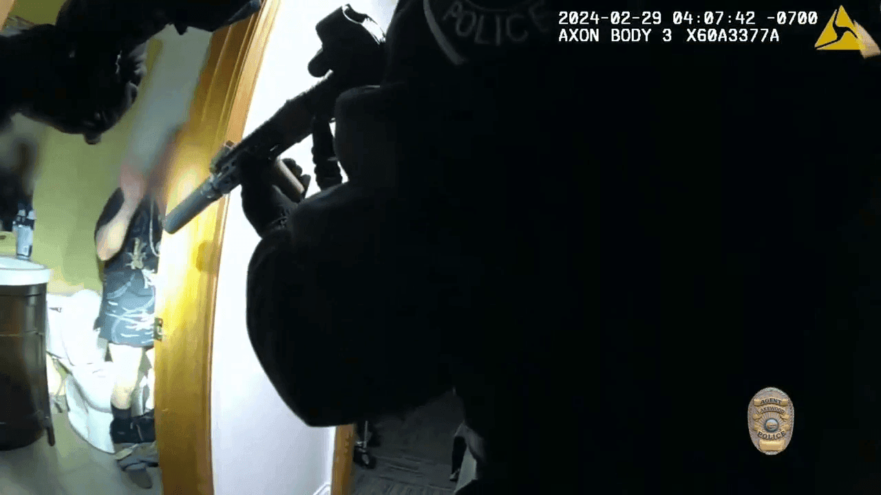 In the line of 'dooty': Colorado police track down burglary suspect while he was on toilet photo 7