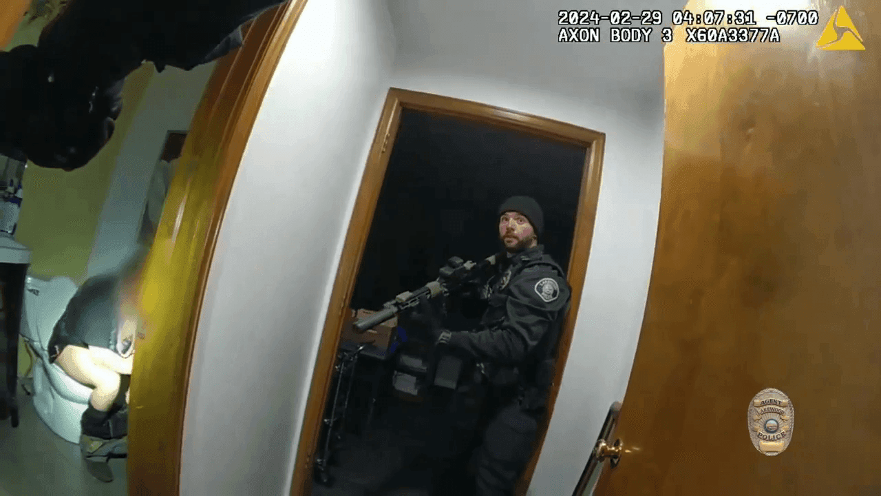 In the line of 'dooty': Colorado police track down burglary suspect while he was on toilet photo 4