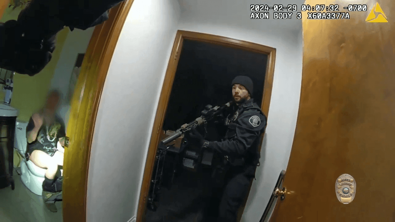 In the line of 'dooty': Colorado police track down burglary suspect while he was on toilet photo 6