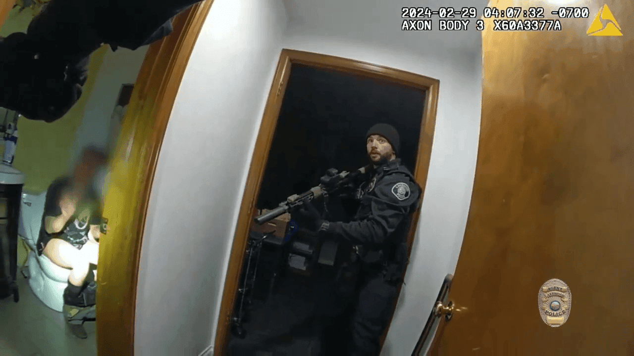 In the line of 'dooty': Colorado police track down burglary suspect while he was on toilet photo 1